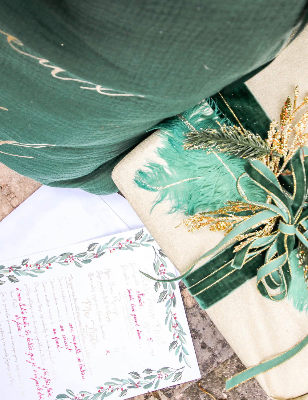 Mise en scène avec paquet cadeau de la lettre au Père Noël thème floral