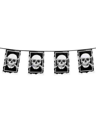 Mise en situation de la guirlande de 10 drapeaux en plastique Pirate Jolly Roger