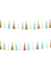 Mise en situation lors d'un anniversaire de la guirlande à pompons 18 tassels pour décoration turquoise, blanc et doré
