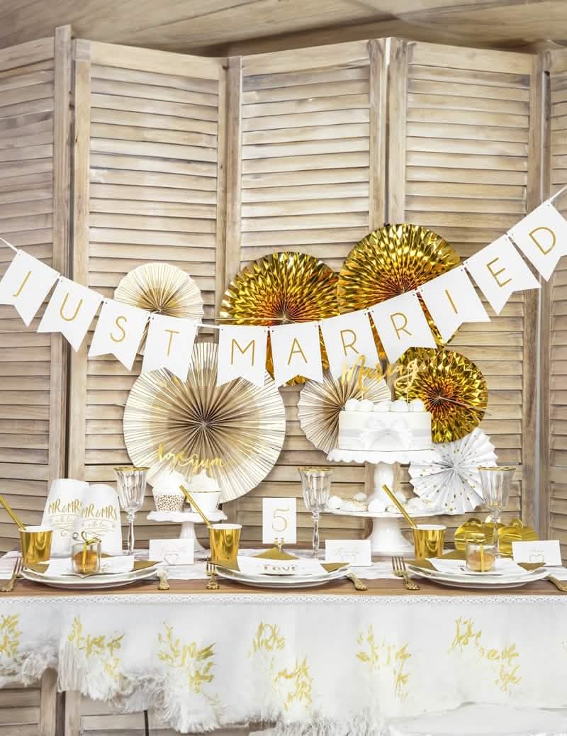 Mise en scène sur table de la guirlande à fanions Just Married