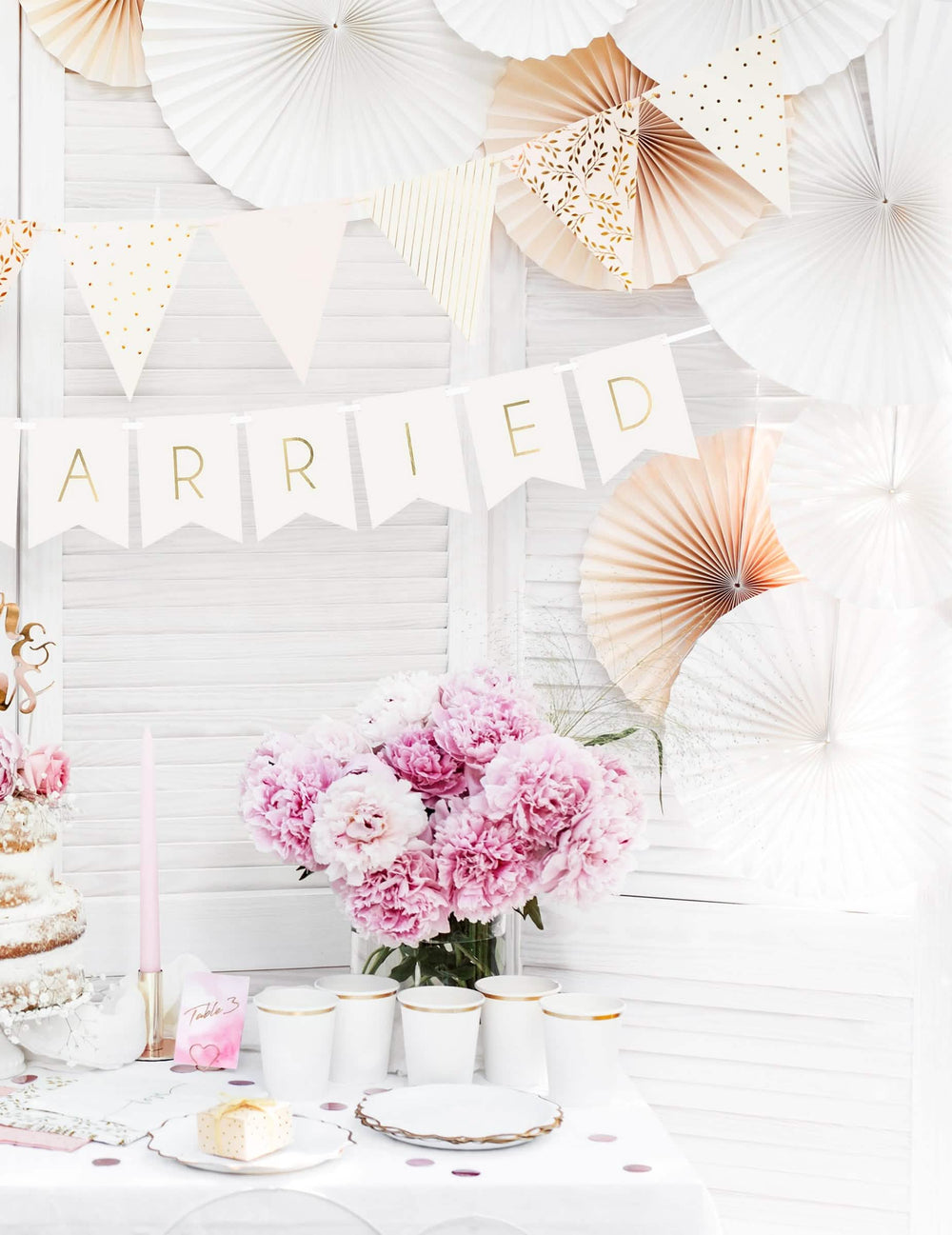 Ambiance de fête avec la guirlande à fanions Just Married pour mariage