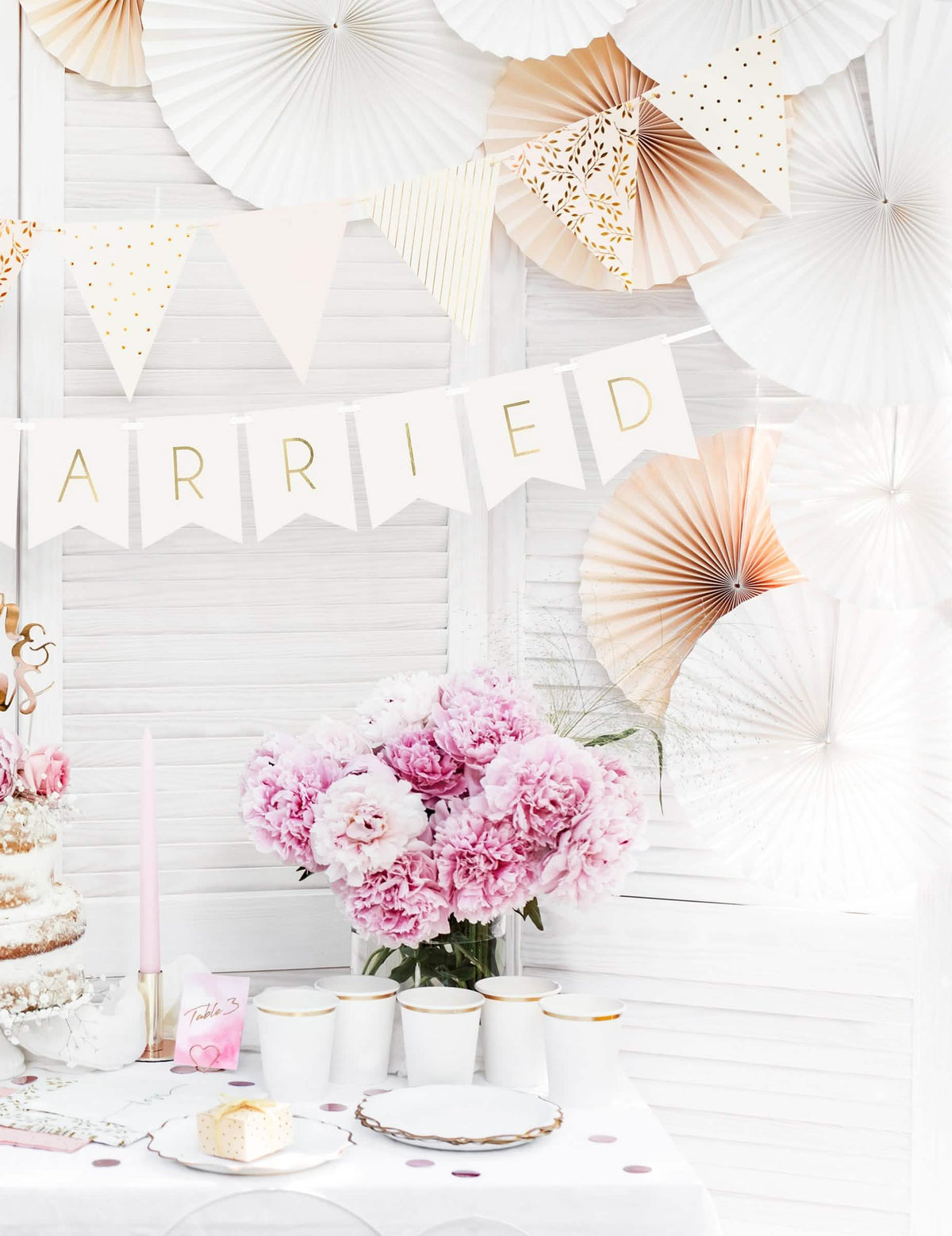 Ambiance de fête avec la guirlande à fanions Just Married pour mariage