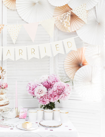 Ambiance de fête avec la guirlande à fanions Just Married pour mariage
