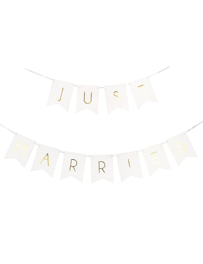 Vue de face de la guirlande à fanions Just Married pour mariage blanc et or en carton