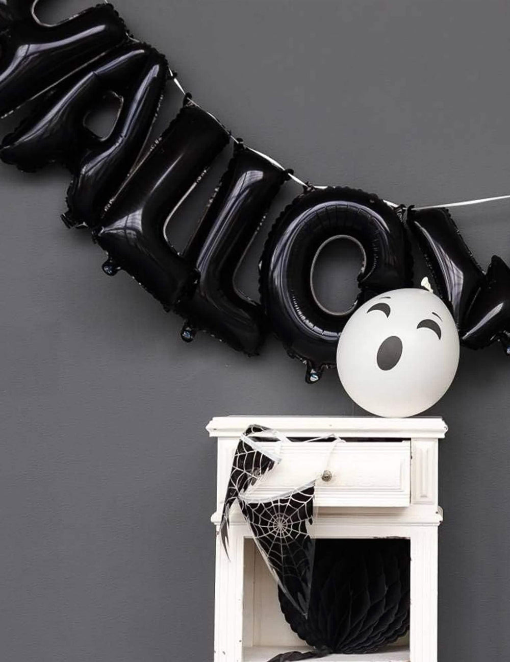 Lähikuva halloween-ilmapalloköynnöksen alumiinikirjaimista, mustat kirjaimet