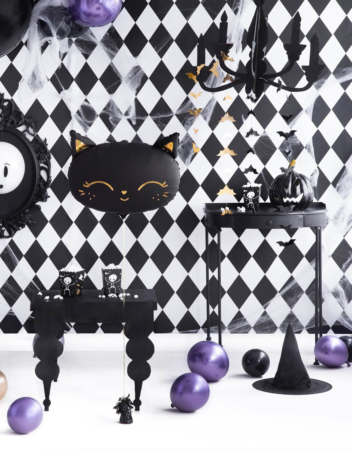 Mise en situation de la guirlande chauve-souris pour décoration noire