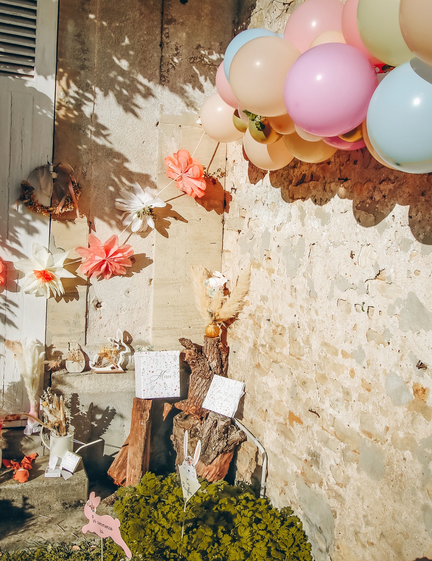Mise en scène avec ballons de la guirlande de fleurs décoration bohème