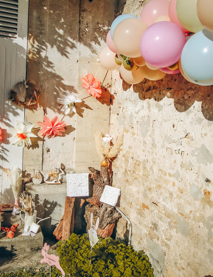 Mise en scène avec ballons de la guirlande de fleurs décoration bohème