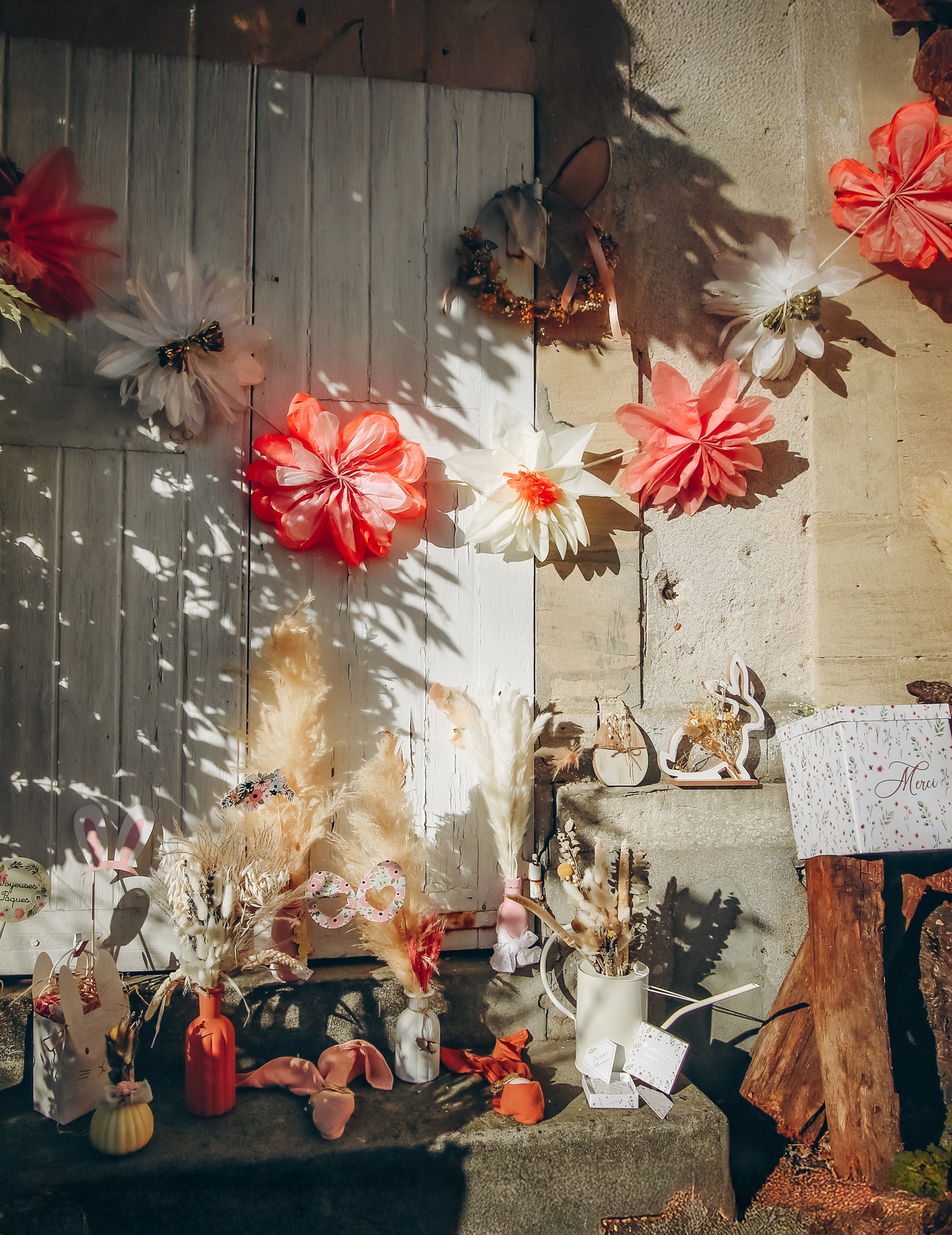 Mise en scène sur porte en bois de la guirlande de fleurs décoration bohème