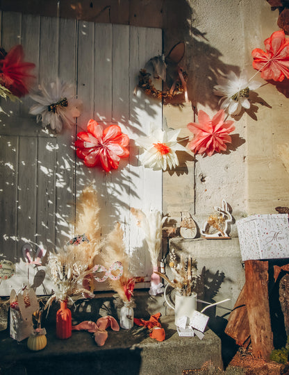 Mise en scène sur porte en bois de la guirlande de fleurs décoration bohème
