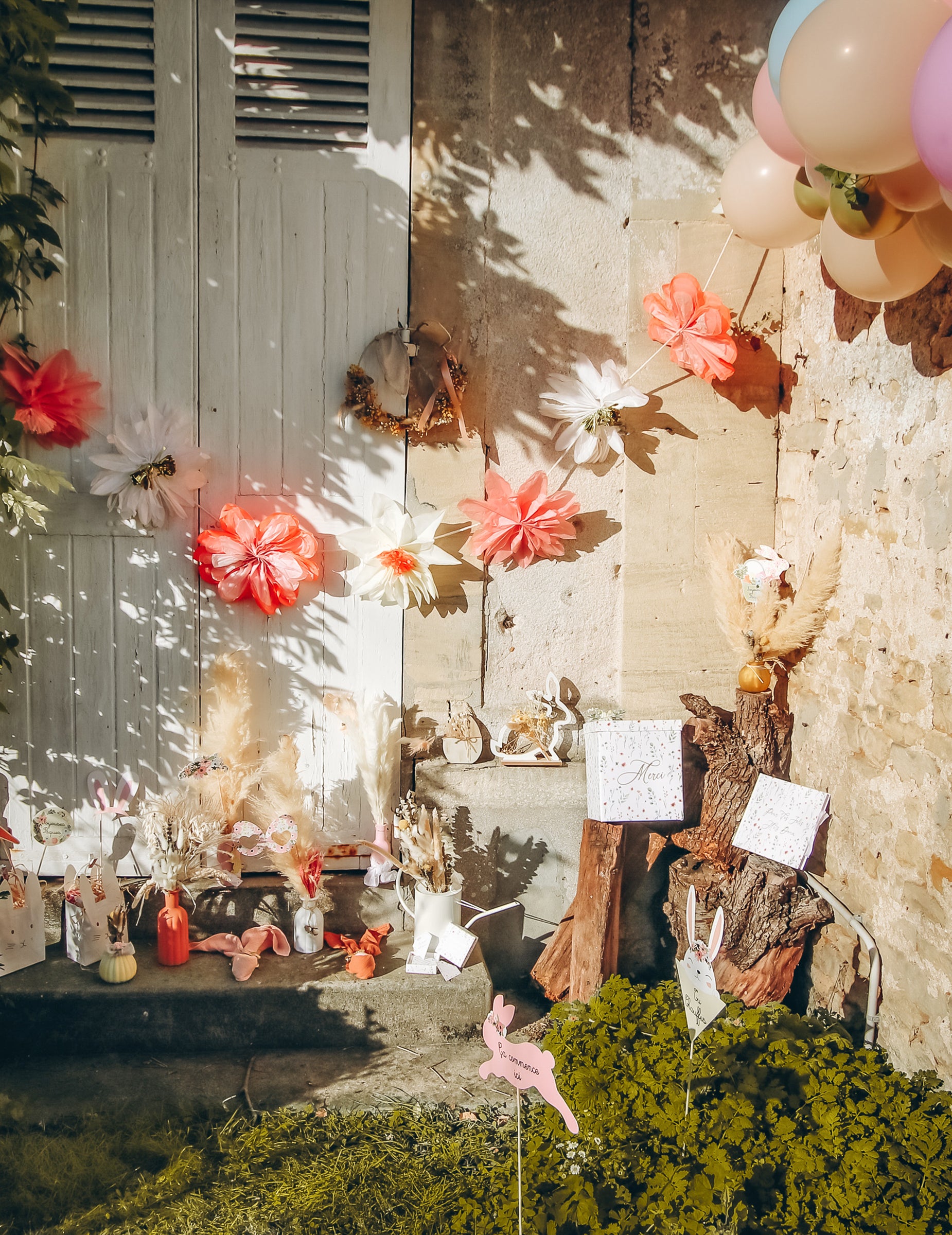 Mise en scène festive en extérieur de la guirlande de fleurs décoration bohème