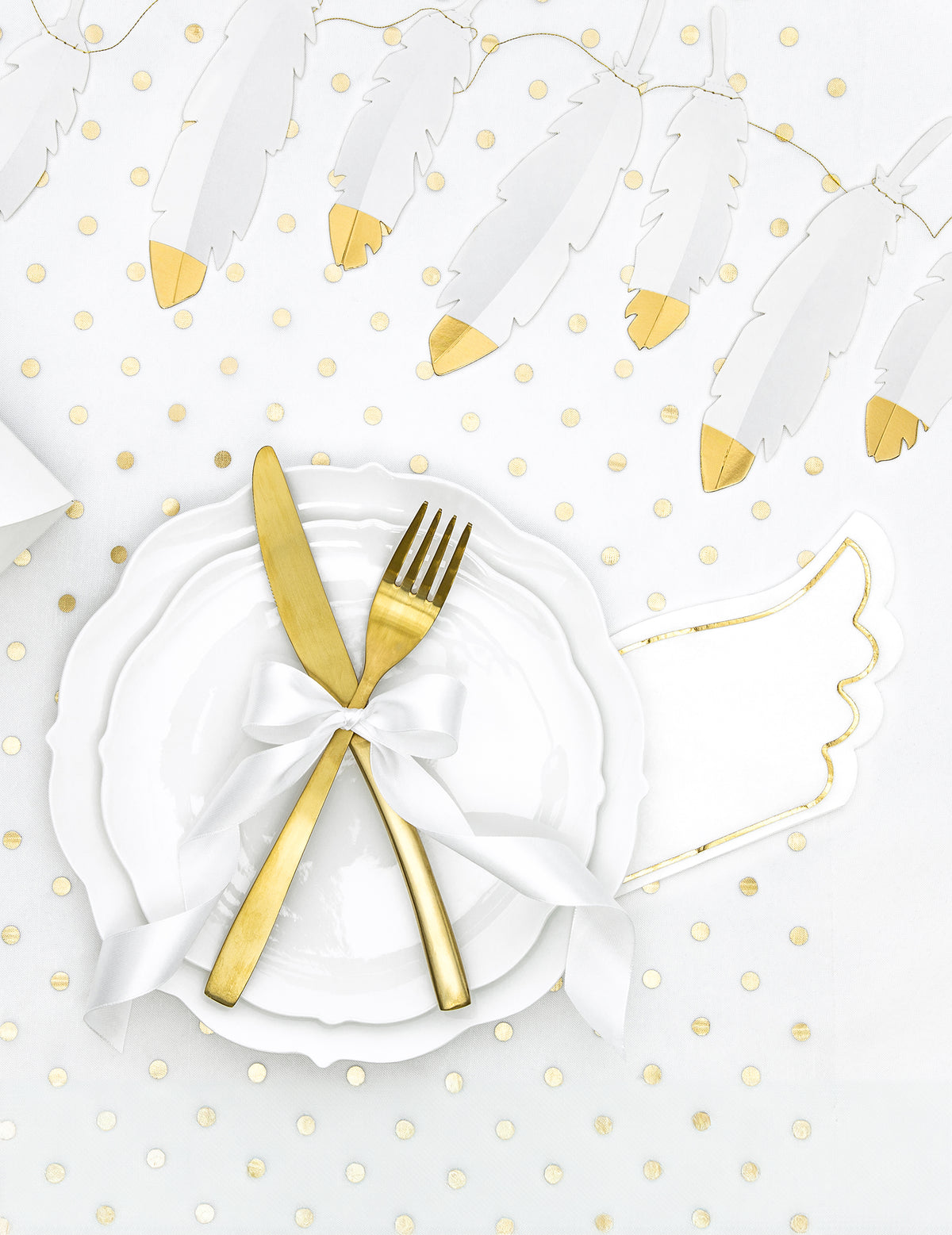 Mise en situation sur une table de la guirlande de plumes mariage pour fête