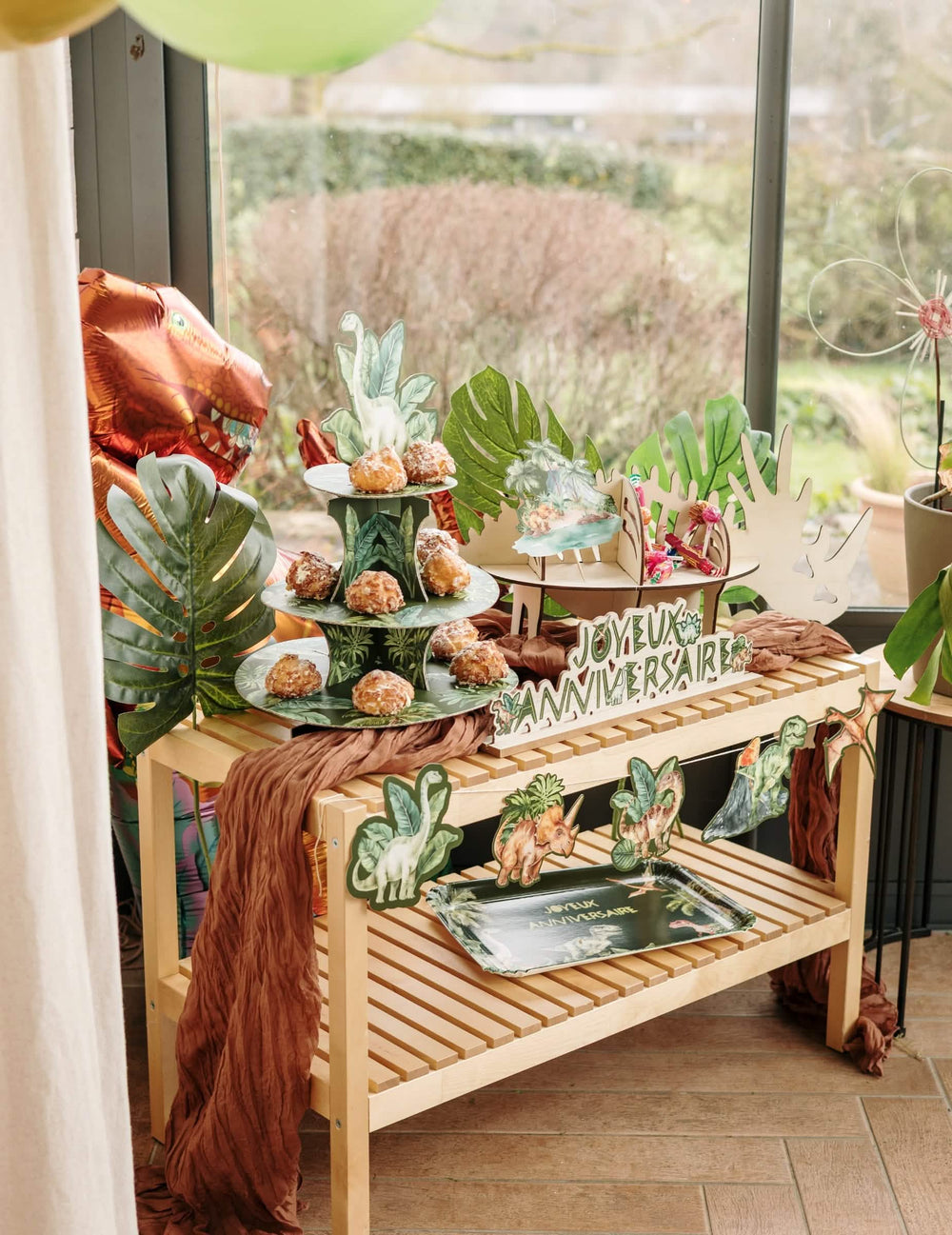 Vue d'ensemble de la table de fête de la guirlande dinosaures pour anniversaire