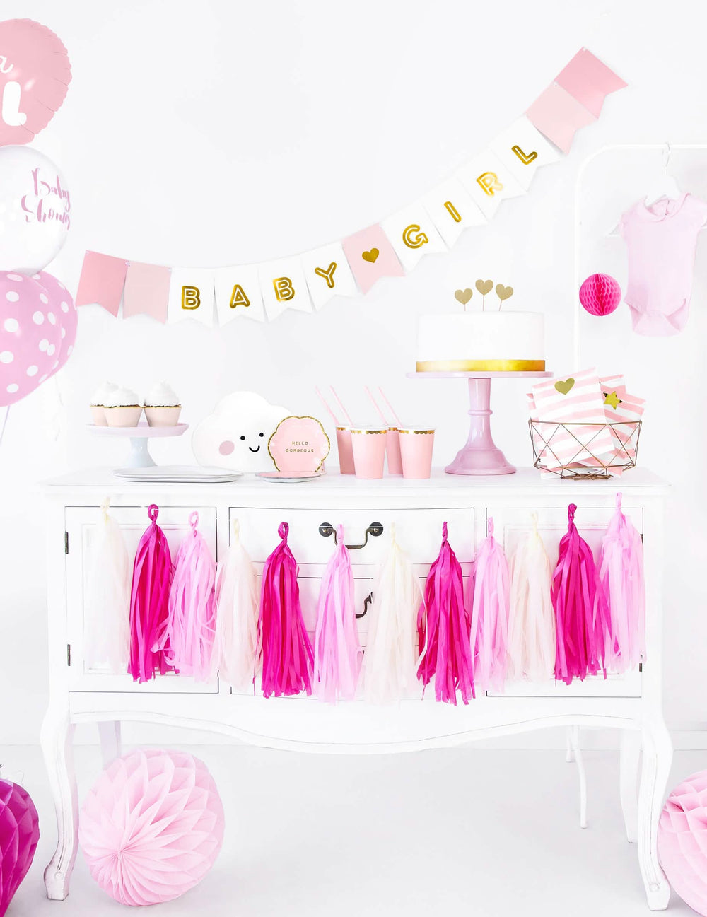 Mise en scène d'un buffet avec la guirlande en carton baby girl pour baby shower