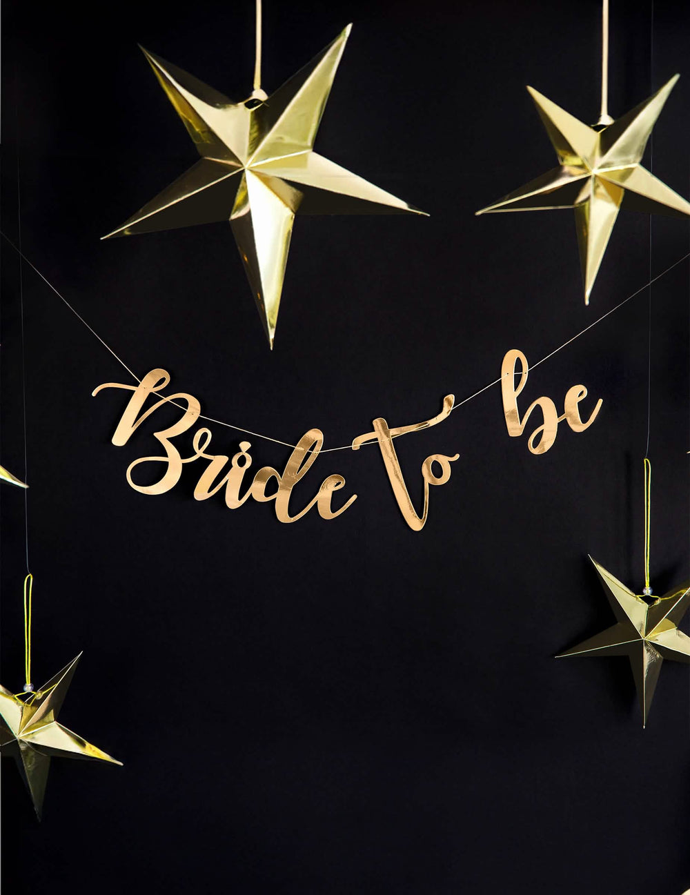 Mise en situation avec étoiles de la guirlande en carton Bride to be