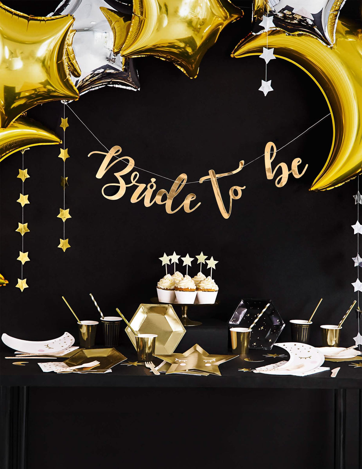 Mise en scène de décoration de buffet de la guirlande en carton Bride to be