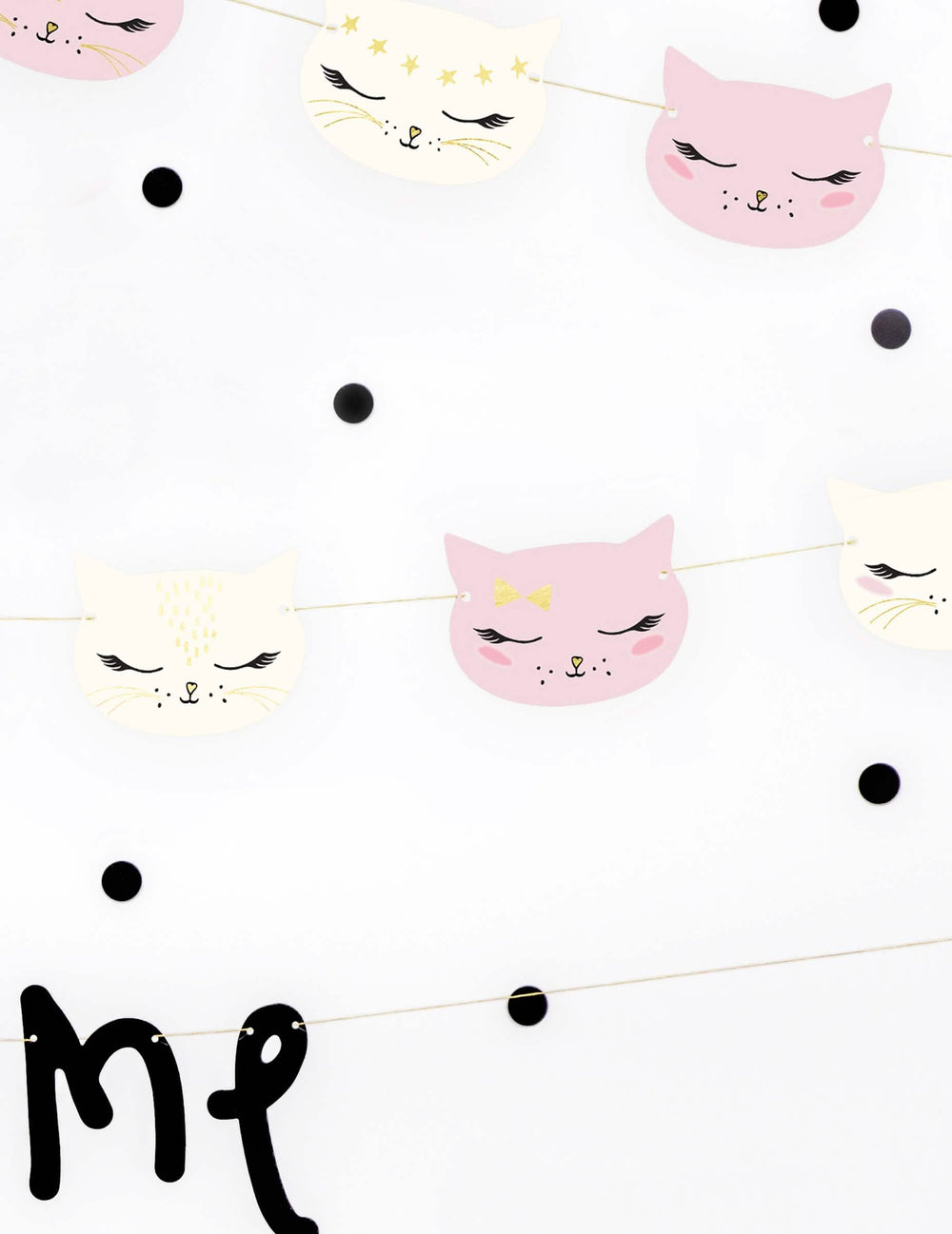 Détail des visages de chats de la guirlande en carton chaton