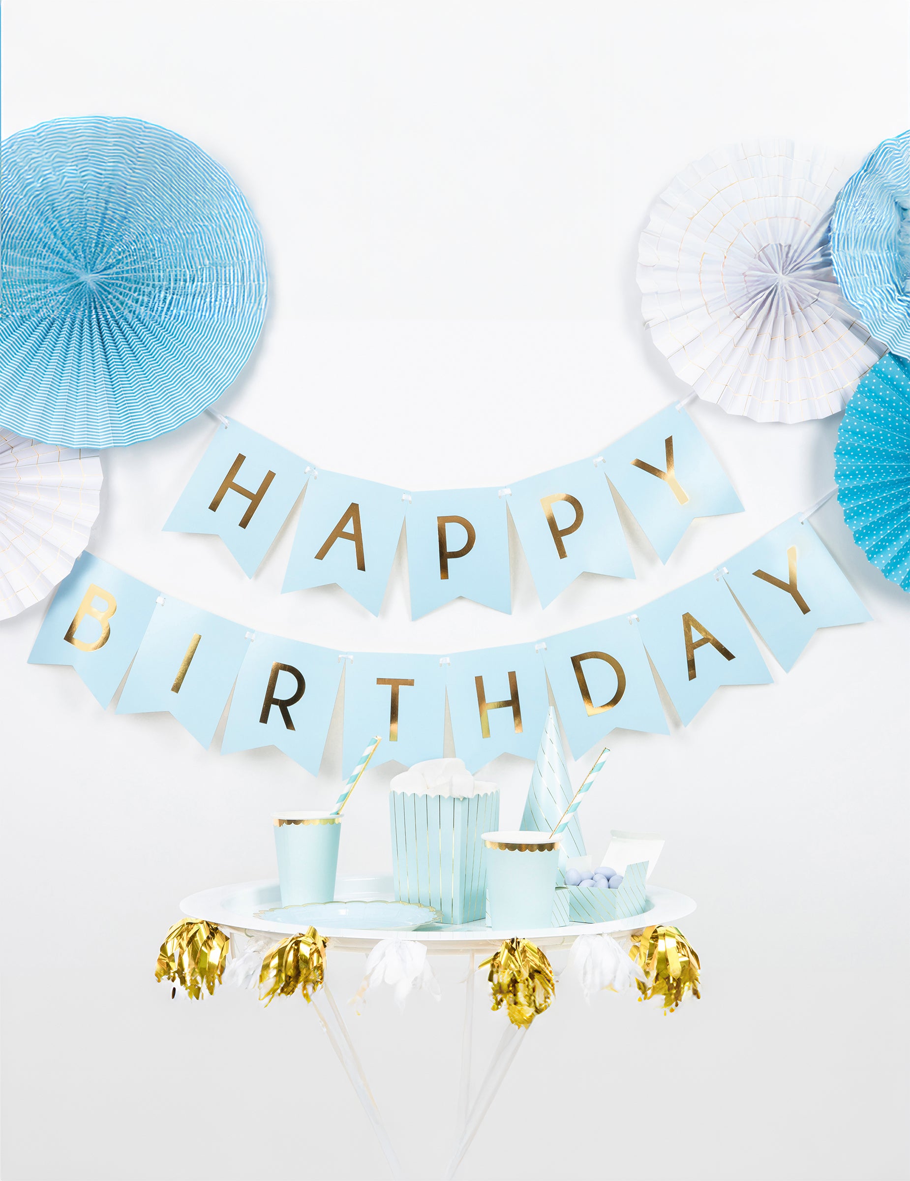 Mise en scène de la guirlande en carton Happy Birthday pour anniversaire