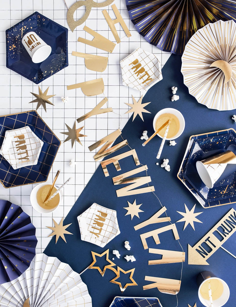 Mise en scène de fête de la guirlande en carton Happy New Year