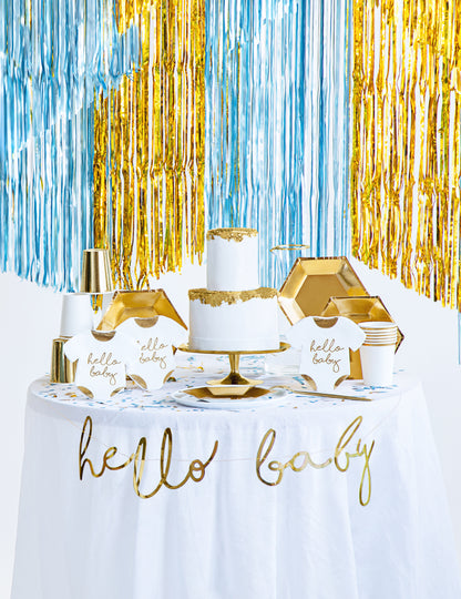 Vue d'ensemble de la table de fête de la guirlande en carton hello baby pour baby shower dorée métallisée
