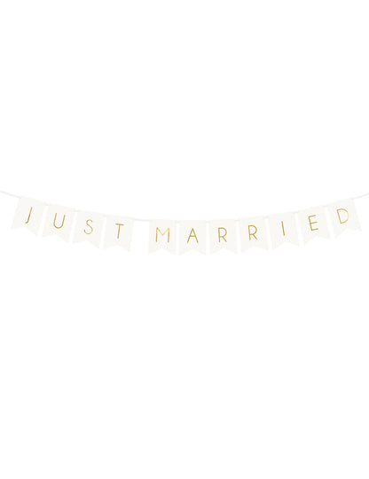 Vue de face de la guirlande en carton just married pour mariage