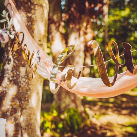 Gros plan sur le lettrage de la guirlande en carton pour la vie pour mariage