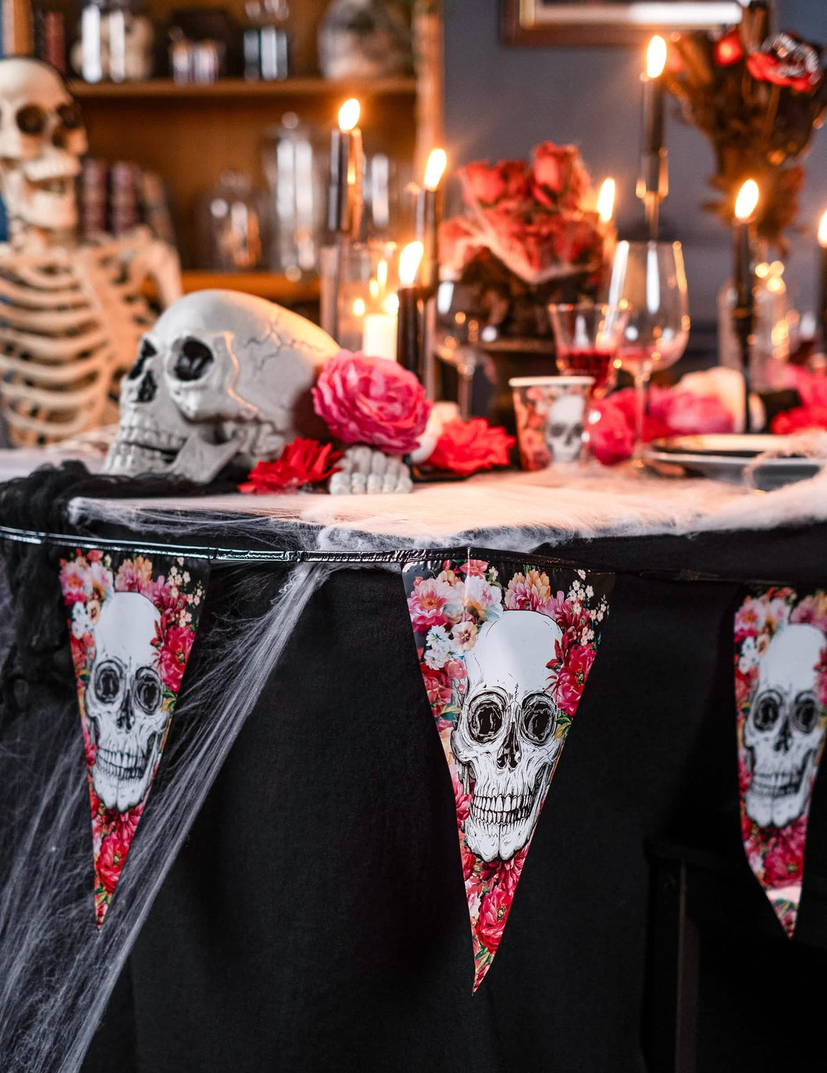 Mise en situation sur un bord de table de la guirlande en plastique squelette fleuri
