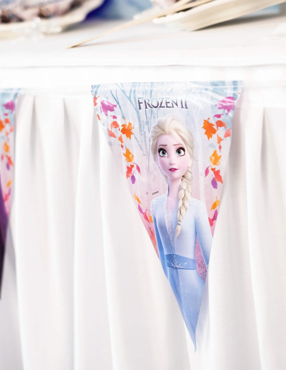 Gros plan sur le fanion Elsa de la guirlande fanion La Reine des Neiges 2
