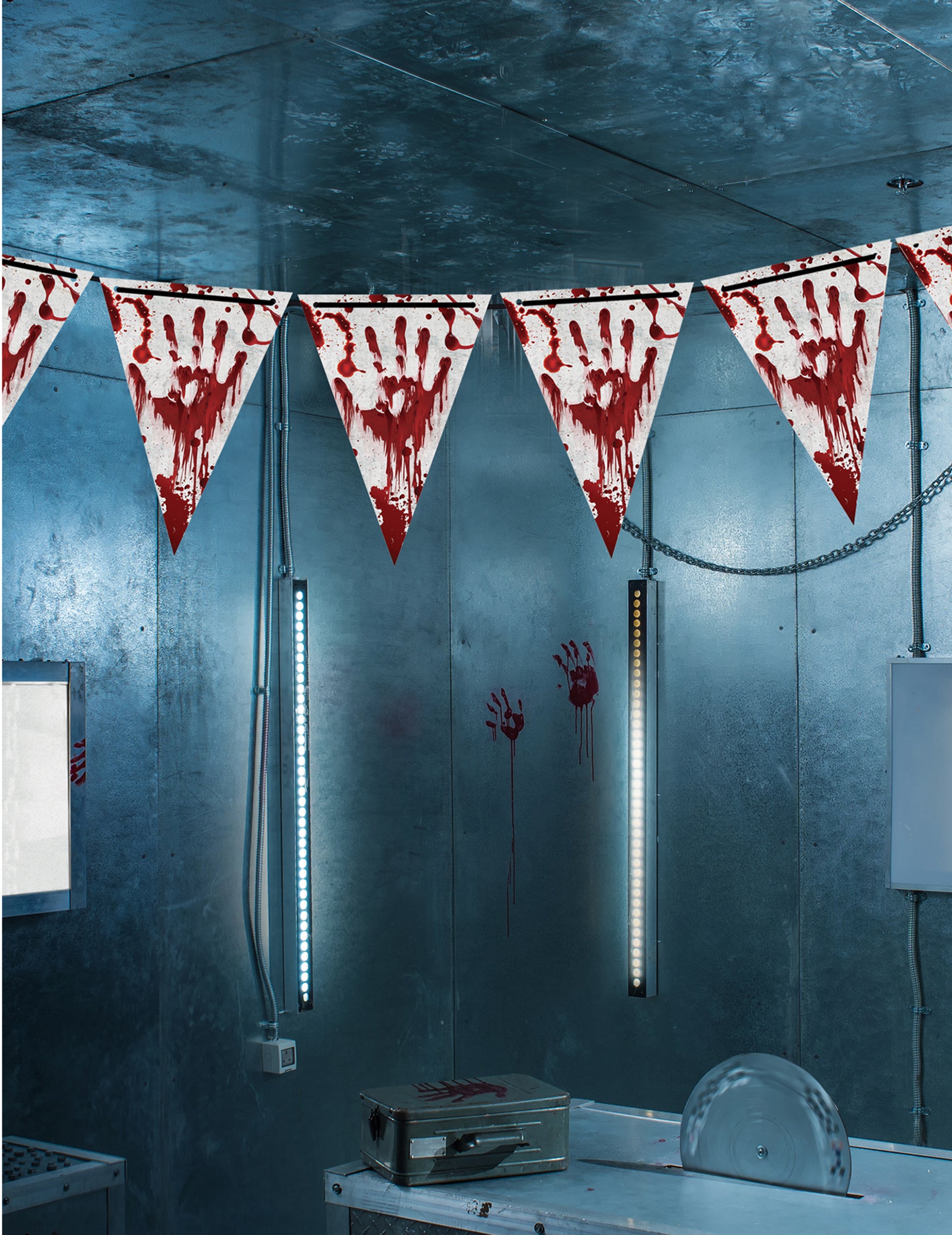 Mise en scène en décor de la guirlande fanions en papier Halloween ensanglanté