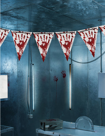 Mise en scène en décor de la guirlande fanions en papier Halloween ensanglanté