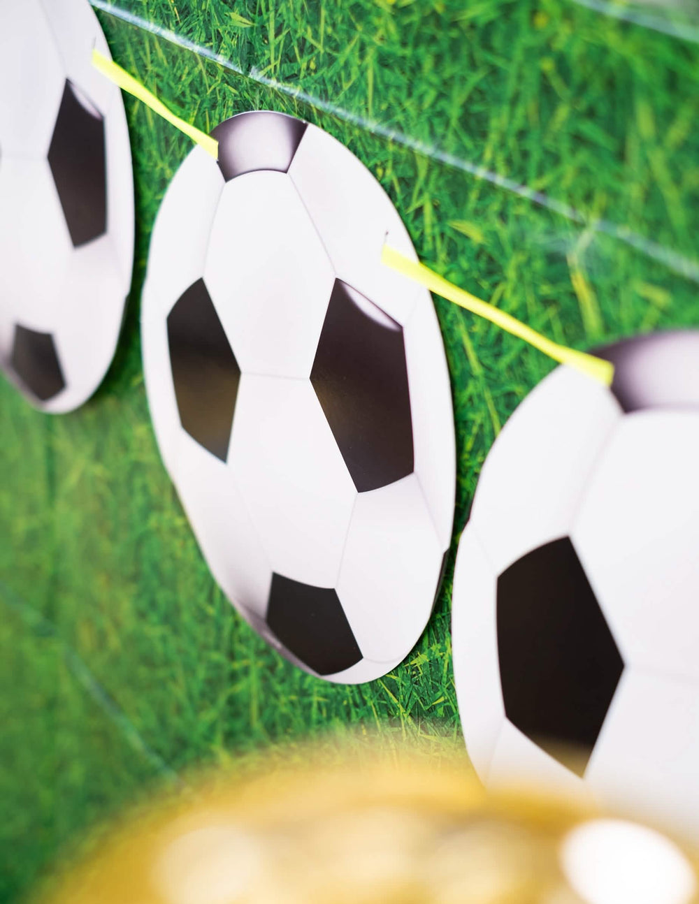 Gros plan sur les ballons de la guirlande fanions football