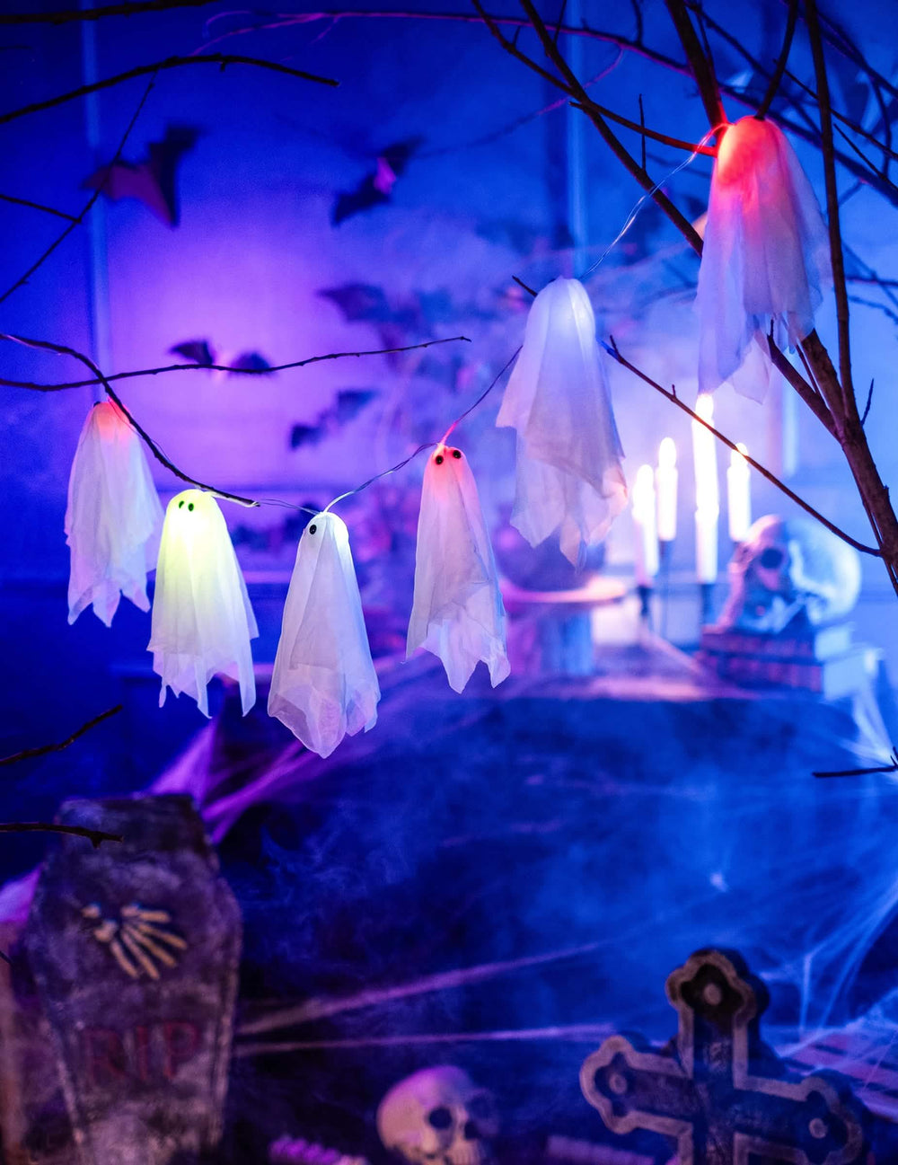 Mise en scène décorative de la guirlande fantômes lumineux Halloween