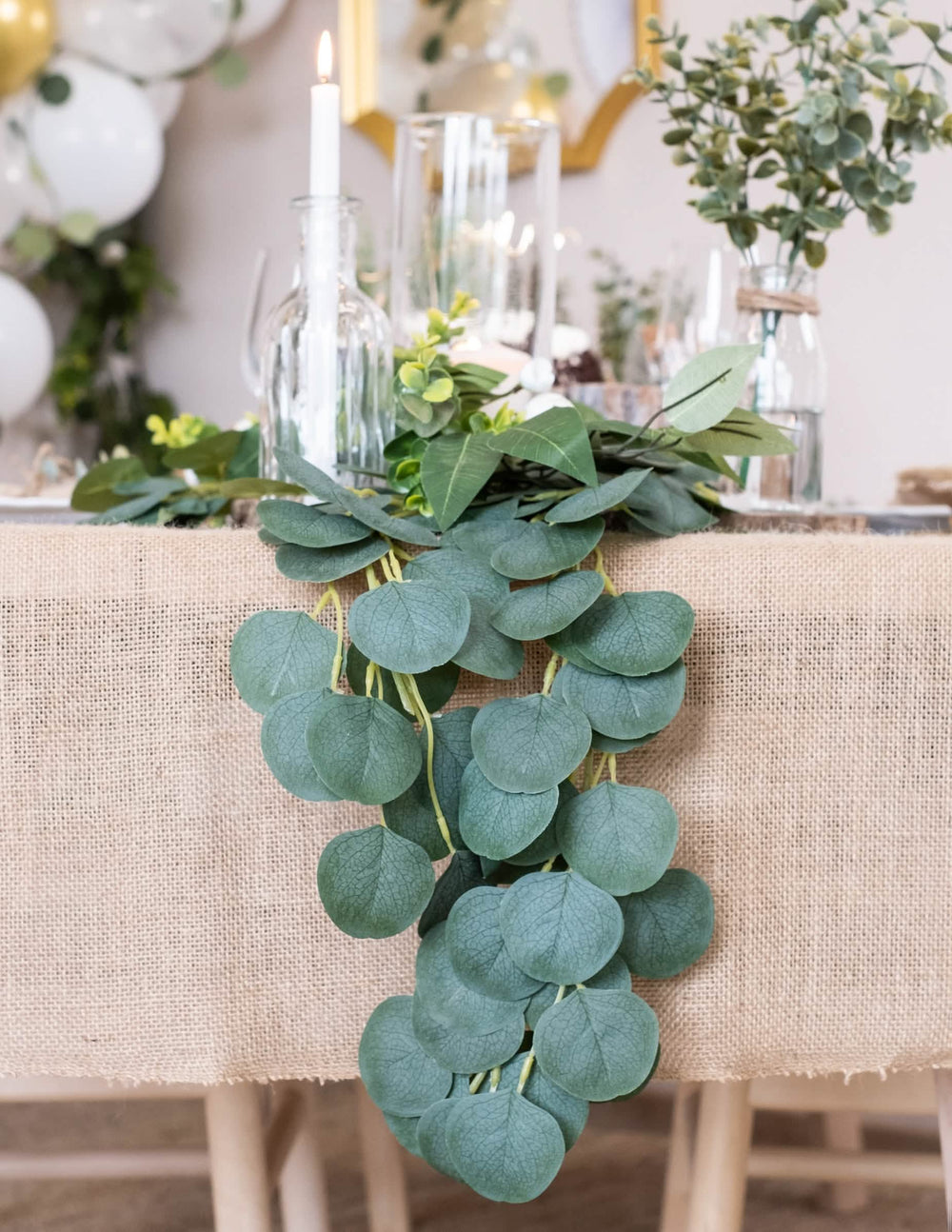 Détail de la retombée sur nappe de la guirlande de feuilles d'eucalyptus décoration végétale