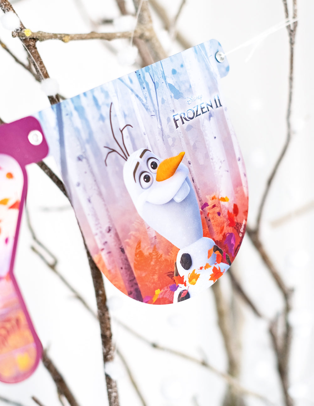 Détail du fanion avec Olaf de la guirlande happy birthday La Reine des Neiges 2