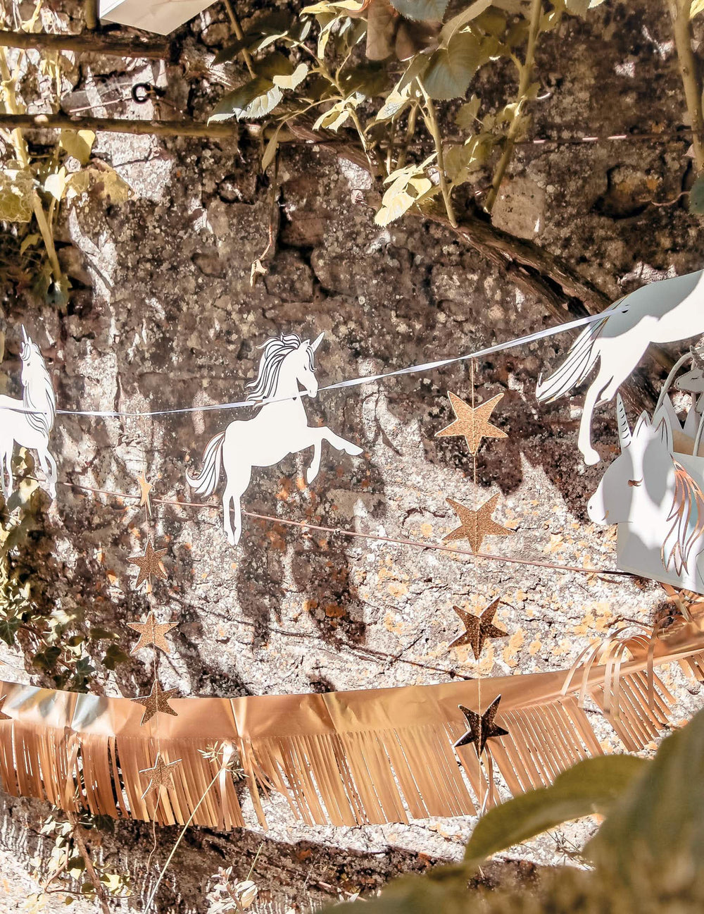Détail de la licorne et des étoiles pailletées de la guirlande licorne pastel et étoiles dorées