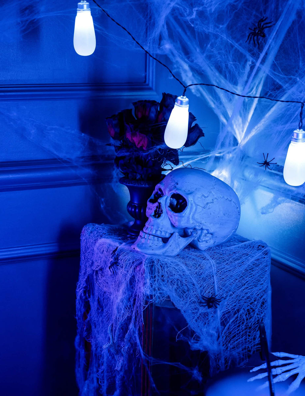 Tunnelma kallon ja hämähäkinseittien kanssa halloweenin pelottavassa valo- ja ääniketjussa