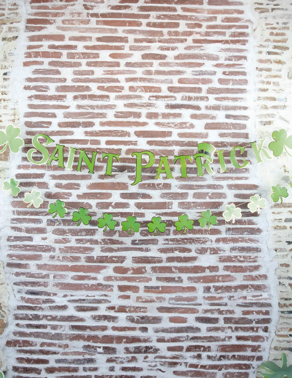 Vue de face du lettrage et des trèfles de la guirlande Saint Patrick