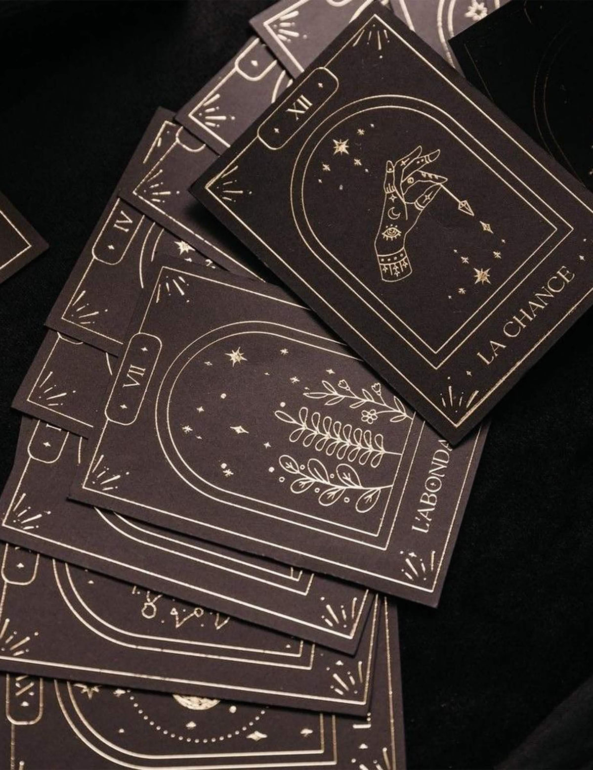 20 kortin ennustuskorttipakka Cosmic Spirit mustaa ja kultaista paperia 8 x 11 cm