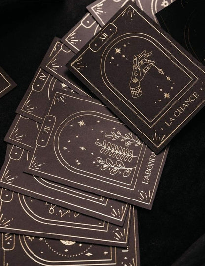 20 kortin ennustuskorttipakka Cosmic Spirit mustaa ja kultaista paperia 8 x 11 cm