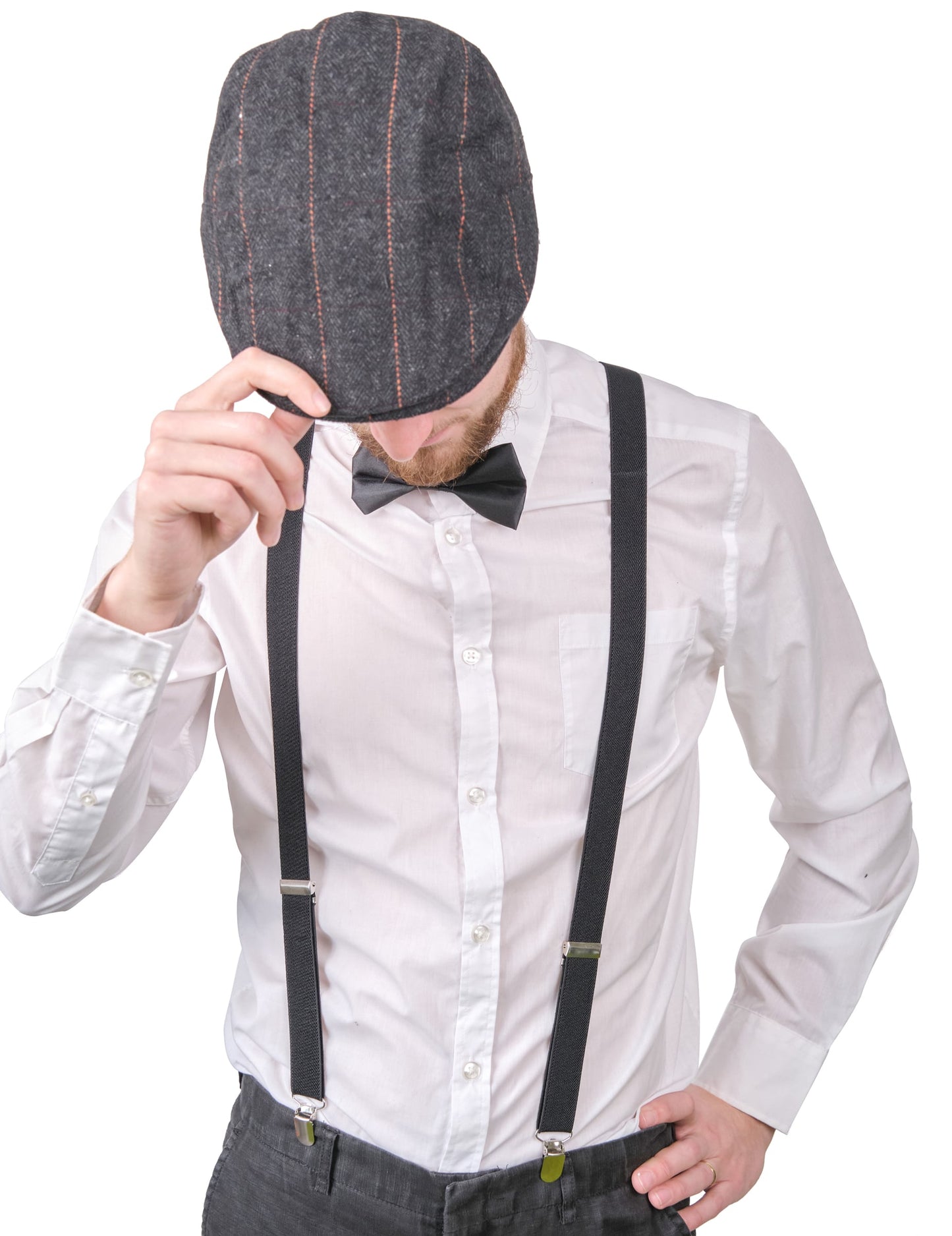 Gros plan sur la casquette et le nœud papillon du kit accessoires années 20