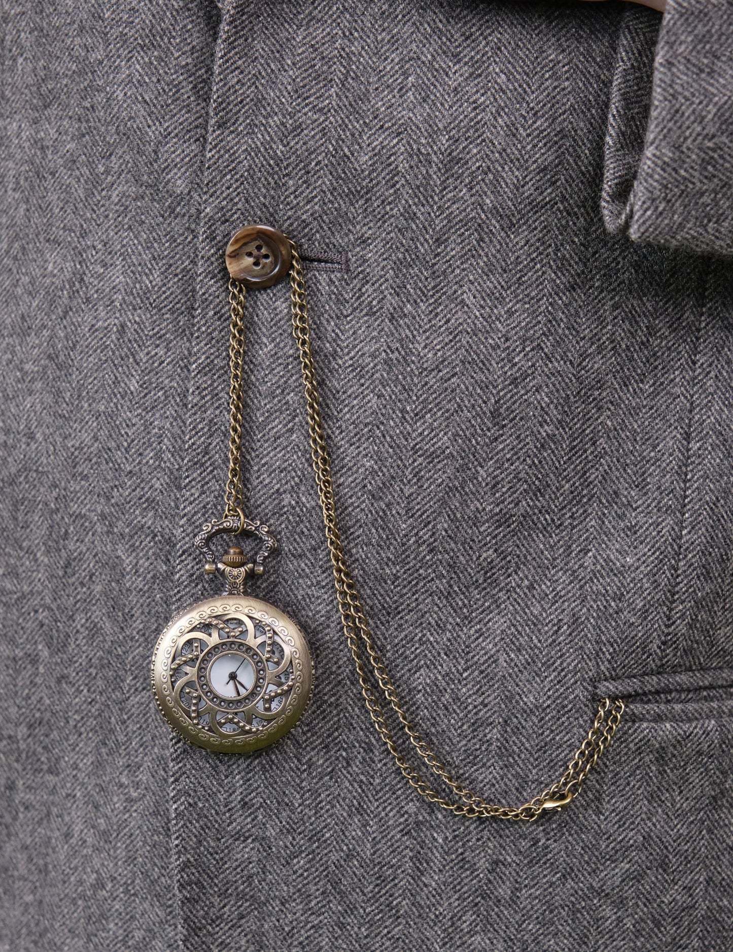 Détail de la montre à gousset et de sa chaîne du kit accessoires années 20