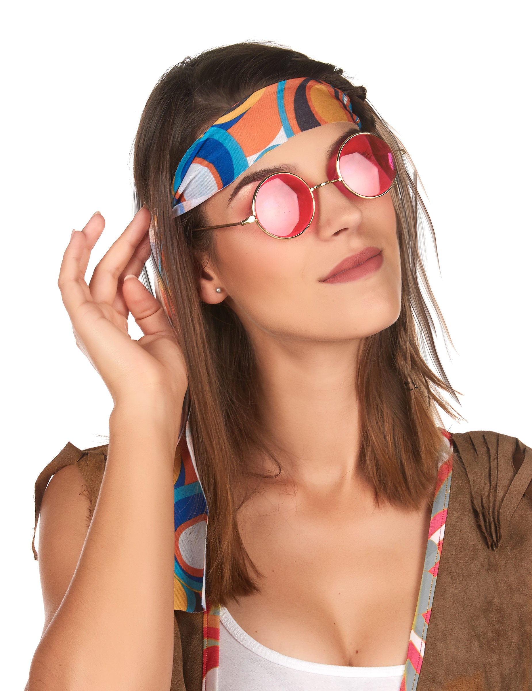 Gros plan sur les lunettes roses et le bandeau du kit accessoires hippie rétro