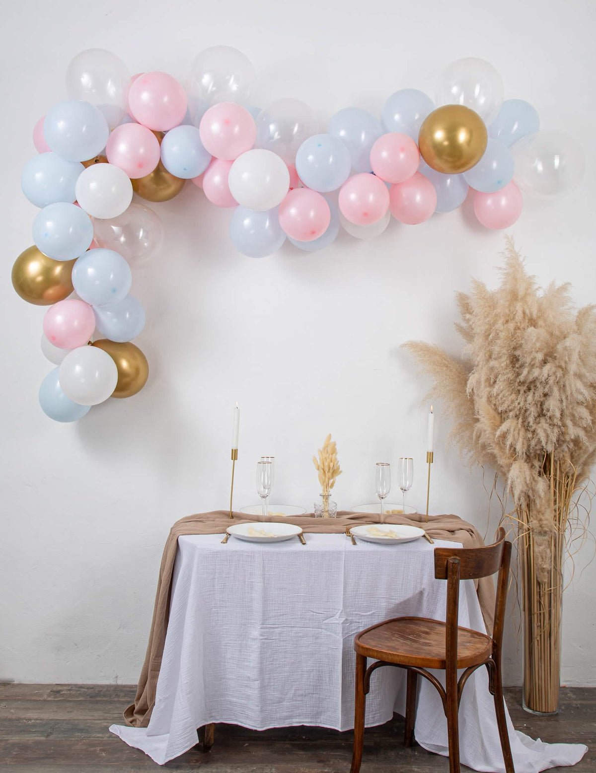 58 ilmapallot sisältävä gender reveal -kaari sininen ja vaaleanpunainen, valkoinen ja kulta