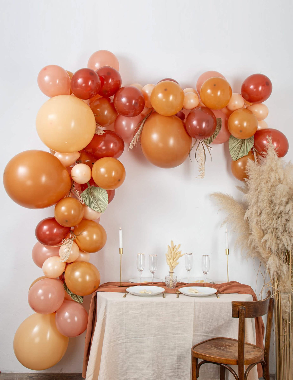 Kit arche de 70 ballons boho pour fête terracotta avec pampa et feuilles séchées