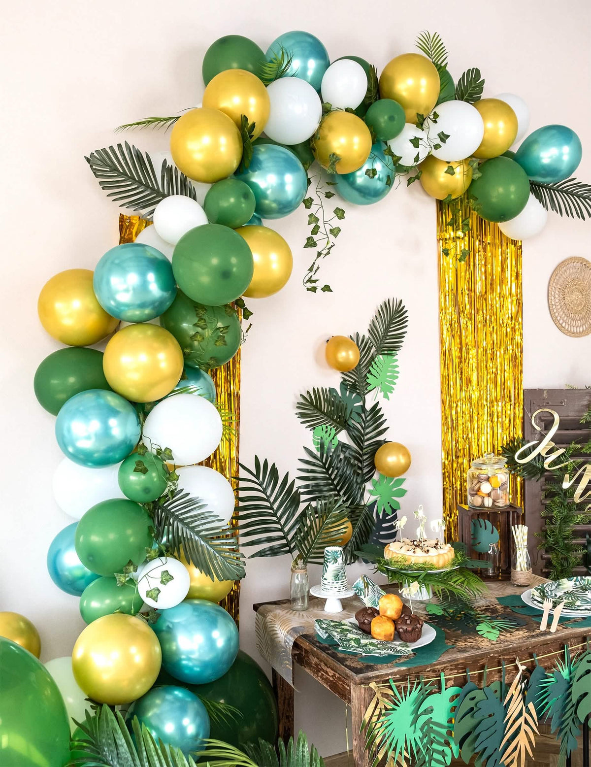 Mise en scène de la table de fête du kit arche de 86 ballons tropicale