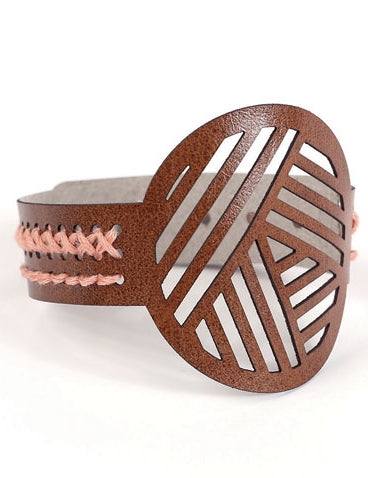 Détail de la broderie et des motifs du kit bracelet à broder motifs géométriques pour enfant