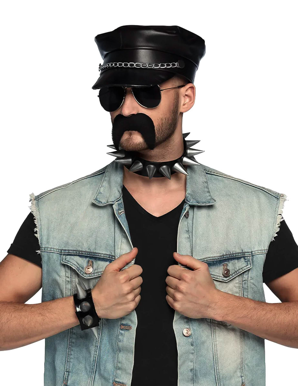 Gros plan sur la casquette et le collier à pointes du kit d'accessoires rockeur pour adulte