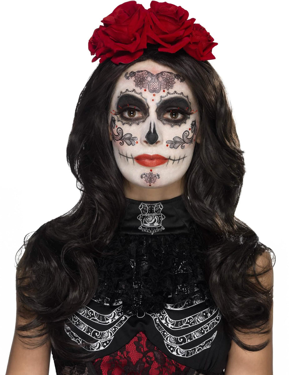 Glamour-meikit irtoripsillä ja koruilla dìa de los muertos naisille punaisilla ruusuilla ja mustilla kuvioilla