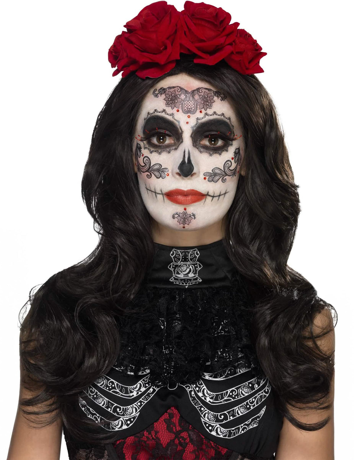 Glamour-meikit irtoripsillä ja koruilla dìa de los muertos naisille punaisilla ruusuilla ja mustilla kuvioilla
