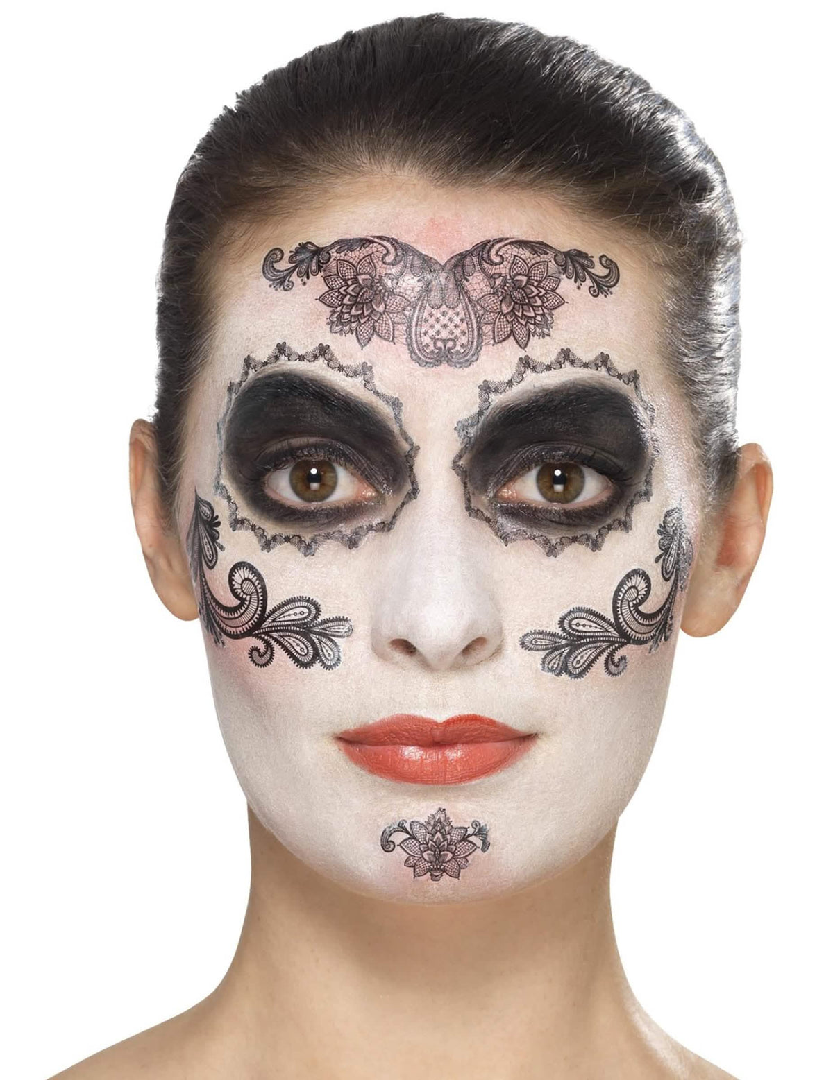 Kasvosiirtokuvat pitsikuvioilla glamour-meikkisetistä, jossa on irtoripset ja korut dìa de los muertos